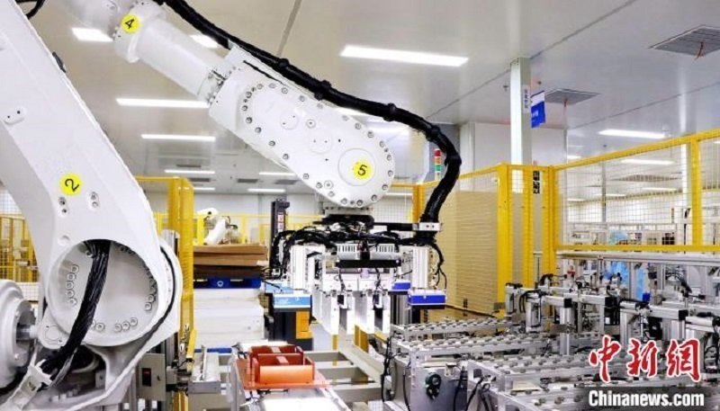 圖為資料圖，海辰儲能自動分檔打包機器人。?曾欣平供圖